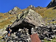 02 Dai roccioni della Baita Alta (1997 m) vista sulla soprastante cima del Valletto
